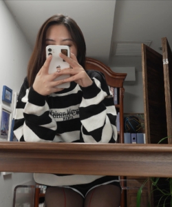 Beautiful girl Mingming showing off her big sexy foot4